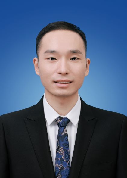 公司半身照-小.jpg
