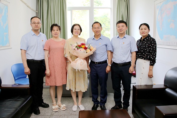 7ede376a33984da2af8933a076516ffa.jpg 闫祖书看望慰问伟德国际1949杨沛副教授 - 副本.jpg